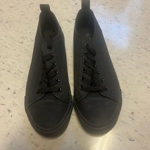 Size 8 black tennis shoes